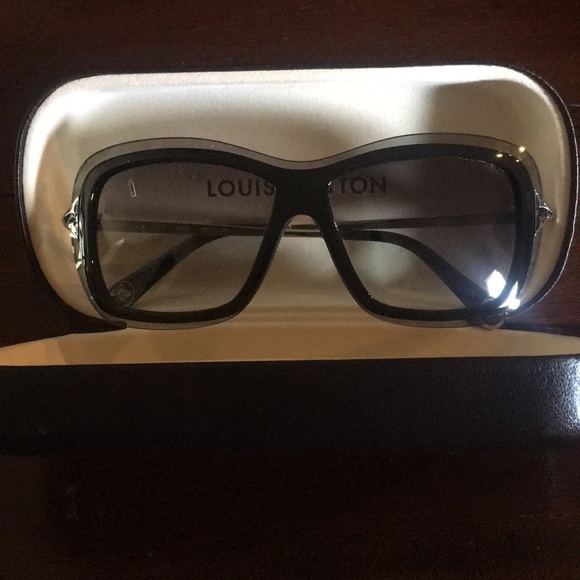 Louis Vuitton Accessories - Louis Vuitton poppy sunglasses